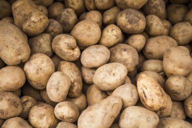 Arka plan üzerinde yığın patates