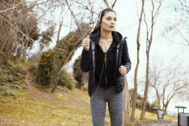 Sportif insanlar eğitim açık alan, sağlıklı yaşam ve spor kavramları