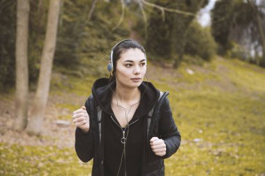 Sportif insanlar eğitim açık alan, sağlıklı yaşam ve spor kavramları