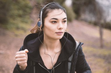 Sportif insanlar eğitim açık alan, sağlıklı yaşam ve spor kavramları