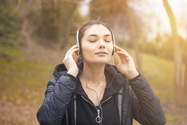 Sportif insanlar eğitim açık alan, sağlıklı yaşam ve spor kavramları