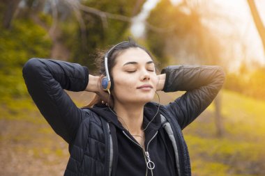 Sportif insanlar eğitim açık alan, sağlıklı yaşam ve spor kavramları