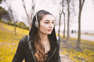 Sportif insanlar eğitim açık alan, sağlıklı yaşam ve spor kavramları