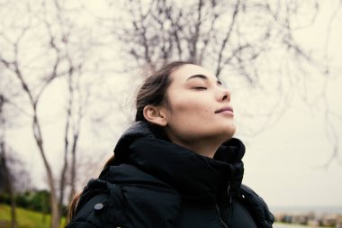 Sportif insanlar eğitim açık alan, sağlıklı yaşam ve spor kavramları