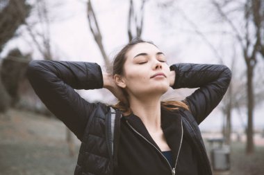 Sportif insanlar eğitim açık alan, sağlıklı yaşam ve spor kavramları