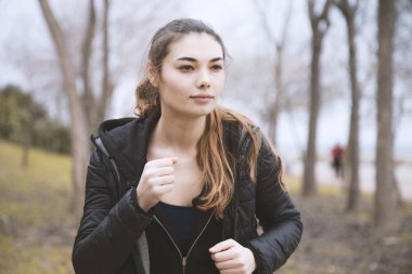 Sportif insanlar eğitim açık alan, sağlıklı yaşam ve spor kavramları