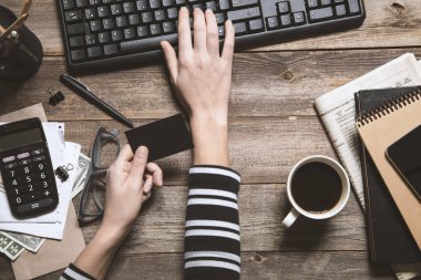 Ahşap arka plan üzerinde iş tablosu