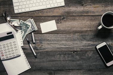 Ahşap arka plan üzerinde iş tablosu