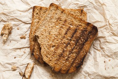 Ahşap arka plan üzerinde dilim ekmek