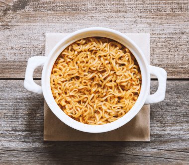 Ahşap masa üzerinde pişmiş taze erişte