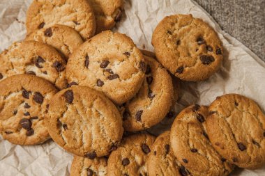 Ahşap zemin üzerine çikolatalı kurabiye. Tatlı bisküvi. Ev yapımı pasta