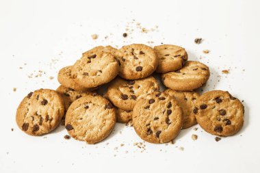 Beyaz arka planda izole edilmiş çikolatalı kurabiyeler. Tatlı bisküviler. Ev yapımı pasta.