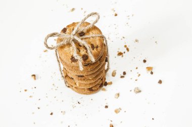 Beyaz arka planda izole edilmiş çikolatalı kurabiyeler. Tatlı bisküviler. Ev yapımı pasta.