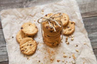Ahşap zemin üzerine çikolatalı kurabiye. Tatlı bisküvi. Ev yapımı pasta