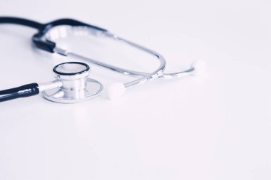 Tıbbi kavramları. Üzerinde mavi arka plan izole stetoskop