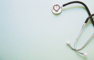 Tıbbi kavramları. Üzerinde mavi arka plan izole stetoskop