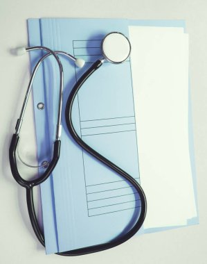 Beyaz arka plan üzerinde stetoskop tıbbi hasta dosya