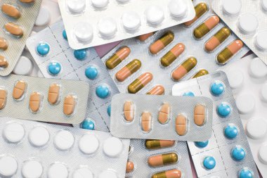 Eczacılık antibiyotik hapları. Renkli antibakteriyel haplar. Kapsül hapı.