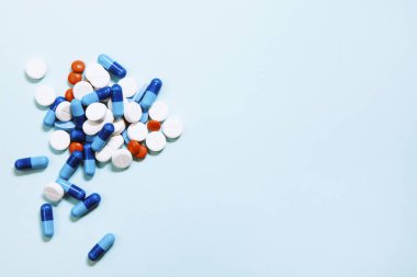 Eczacılık antibiyotik hapları. Renkli antibakteriyel haplar. Kapsül hapı.