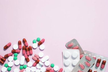 Eczacılık antibiyotik hapları. Renkli antibakteriyel haplar. Kapsül hapı.