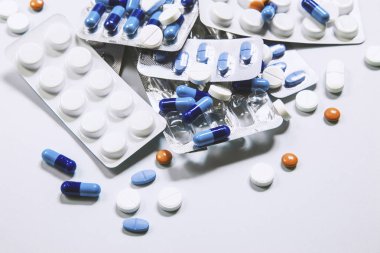 Eczacılık antibiyotik hapları. Renkli antibakteriyel haplar. Kapsül hapı.