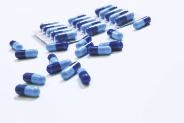 Eczacılık antibiyotik hapları. Renkli antibakteriyel haplar. Kapsül hapı.