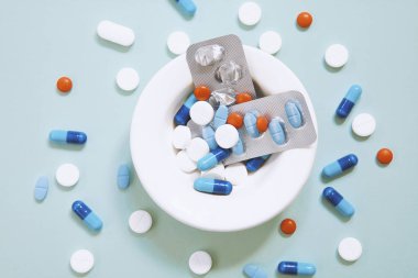 Eczacılık antibiyotik hapları. Renkli antibakteriyel haplar. Kapsül hapı.