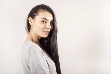 Gri arka plan üzerinde kadın genç güzel portre