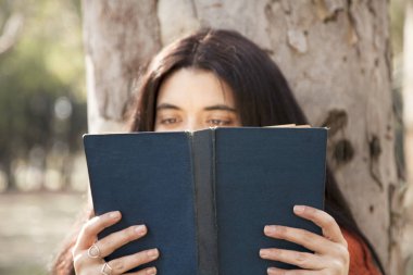 Genç kadın okuma kitabı açık havada