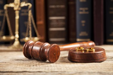 Boşanma konseptiyle tokmak ve alyans