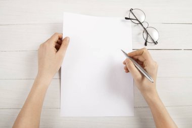 Elinde beyaz boş kağıt tutan kişi