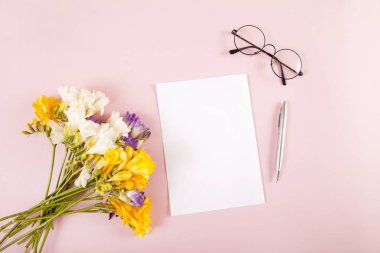 Buket çiçek hakkında arka plan boş kağıt