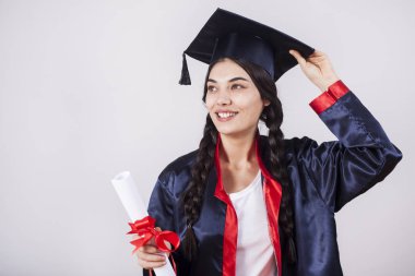 Mezuniyet gününde mutlu bir kadının portresi. Eğitim ve insanlar