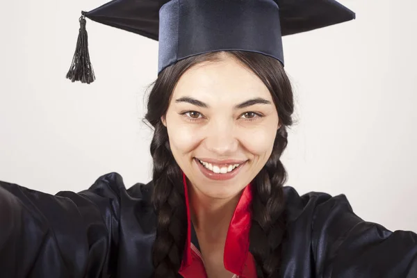 Porträtt Lycklig Kvinna Sin Examensdag University Utbildning Och Människor — Stockfoto