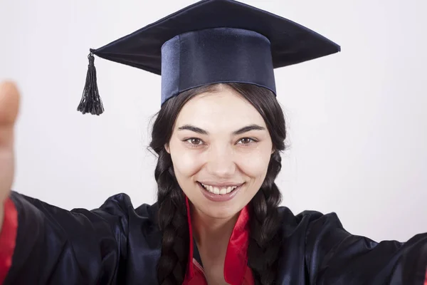 Portret Gelukkige Vrouw Haar Afstudeerdag Universiteit Onderwijs Mensen — Stockfoto