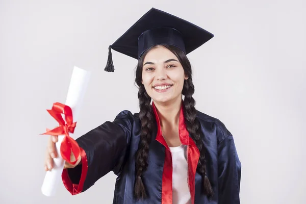 Mezuniyet gününde mutlu bir kadının portresi. Eğitim ve insanlar