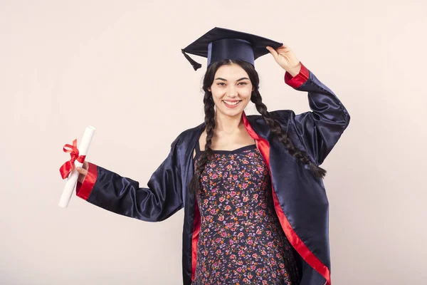 Portret Gelukkige Vrouw Haar Afstudeerdag Universiteit Onderwijs Mensen — Stockfoto