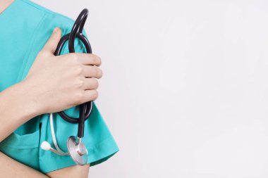 Kadın doktor el stetoskop gri arka plan üzerinde tutarak