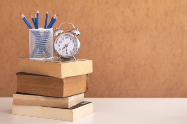 Kahverengi zemin üzerinde şekilde kitap