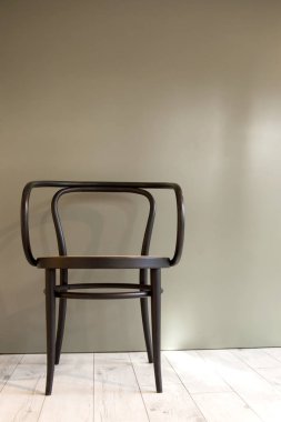 Beyaz duvarları ve parke ile boş bir odada kırmızı sandalye