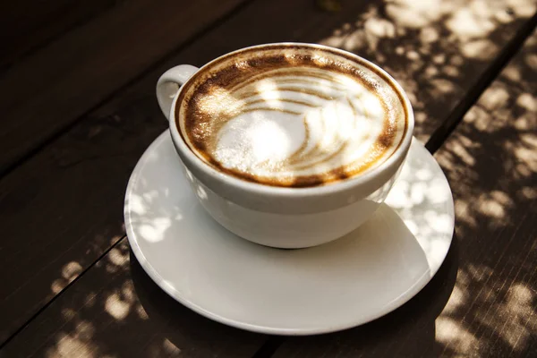 Cerrar Taza Café Blanco Con Forma Corazón Latte Arte Espuma — Foto de Stock