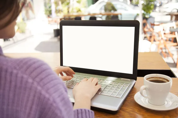여자는 카페에서 컴퓨터와 — 스톡 사진