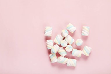 Renkli lolipoplar ve farklı renkte yuvarlak şekerler. Üst görünüm.