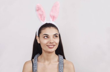 Festival sezonu bunny ve yumurta. modern kadında mutlu Easter bunny kulaklar izole, pembe arka plan