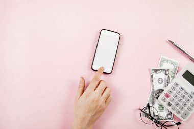 Ödeme konsepti ile moile telefon kullanarak kişi el