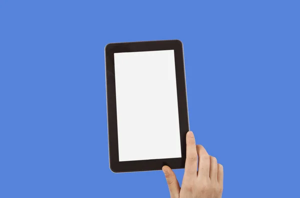 Osoba Ręka Pomocą Cyfrowego Tabletu Niebieskim Tle — Zdjęcie stockowe