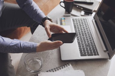 Ofiste çalışan iş adamı