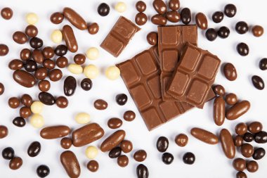 Süt çikolata parçaları beyaz arkaplanda izole edilmiş.