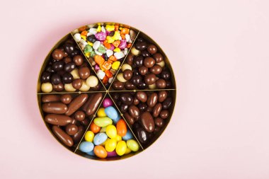 Renkli lolipoplar ve farklı renkte yuvarlak şekerler. Üst görünüm.