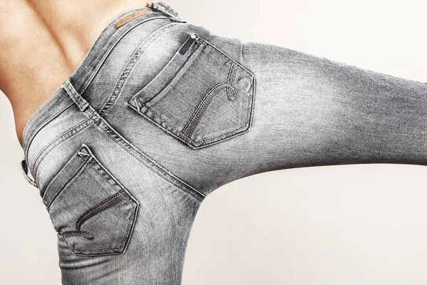 Mulher Bonita Abdômen Com Jeans Isolados Fundo Cinza — Fotografia de Stock